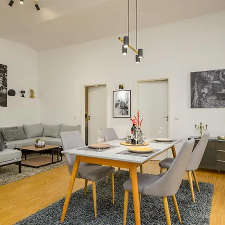 Sweethome - Luxus Pur - Grosse Kueche, Terrasse, Stellplatz, Wifi
